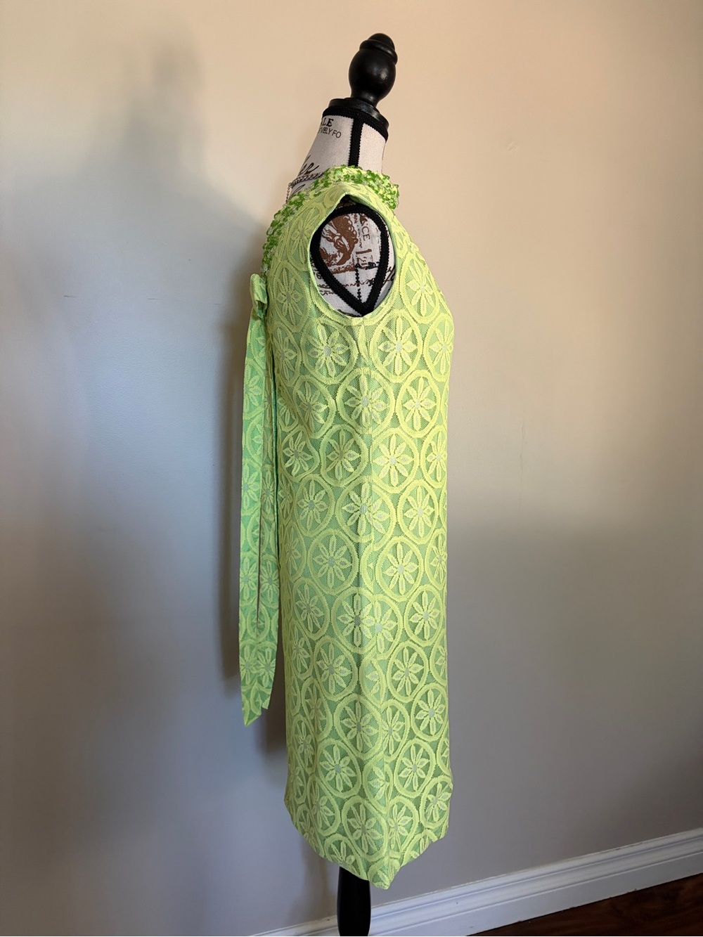 Vintage 1960’s lace lime green shift dress with beaded collar and back bow - Picture 5 of 15
